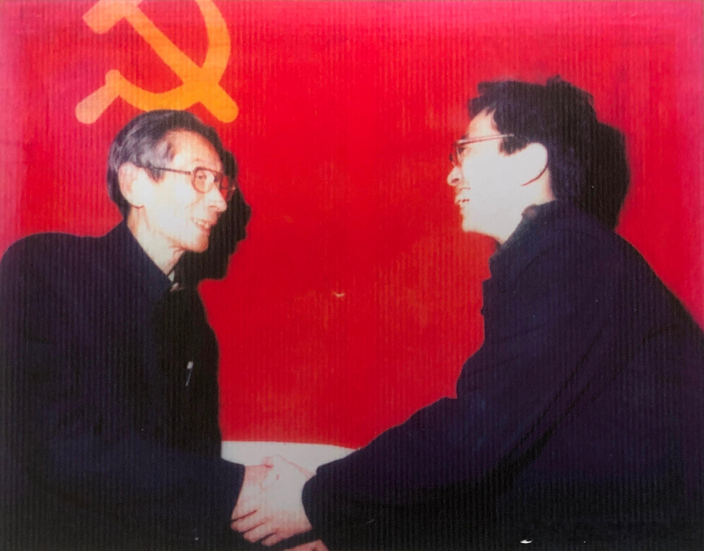 1984年马三立入党，天津市曲艺团主持党务工作的副书记孙福海向他表示祝贺历史影像
