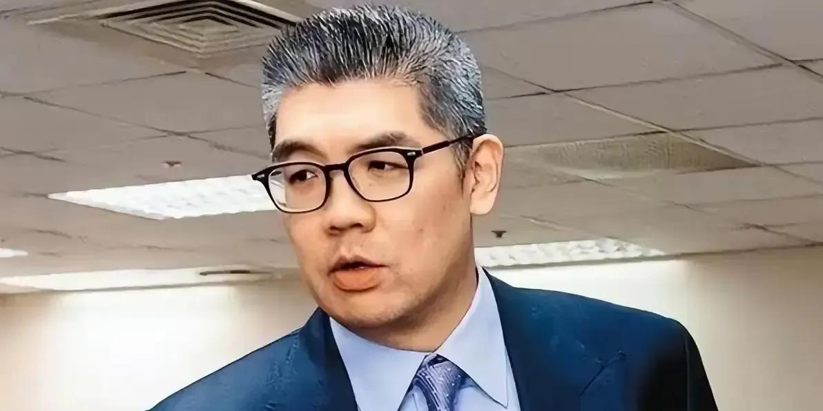 连胜文可能接连赌对了两次，连胜文在国民党内部军购案闹的沸沸扬扬时，站队韩国瑜，后