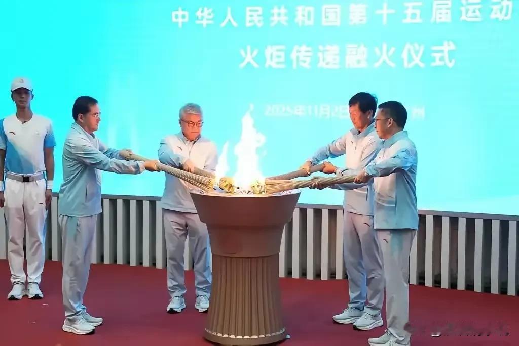 全运会的火炬传递，热闹非凡，却意外让人看出了香港豪门的不同选择。新鸿基郭家的孙子