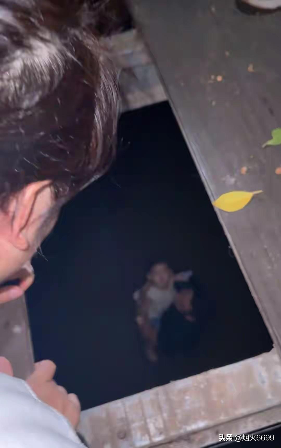 广州这位爸爸太了不起了，2岁女儿深夜坠江，爸爸徒手扒开木板跳了下去。
广州的夜晚