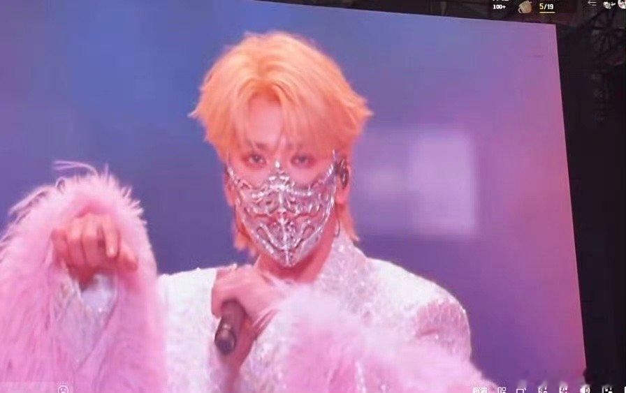 严浩翔新音银色面具造型