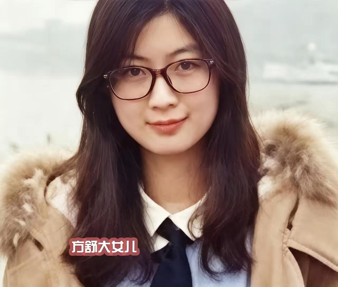 方舒的两位千金，是她人生中最珍贵的收获。玲玲，这位北外高材生，如今在新闻界崭露头