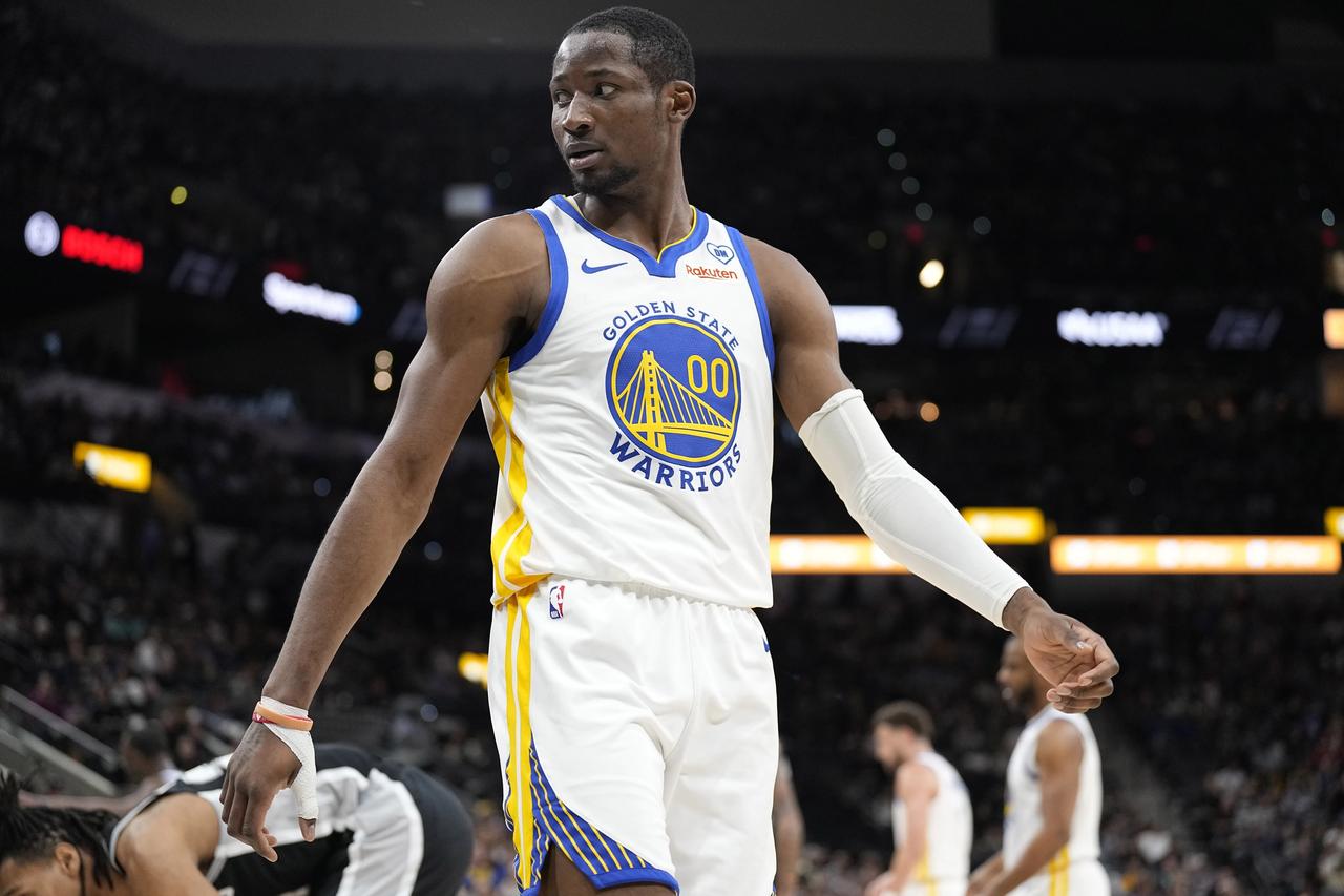 3年3600万不要，偏要2年1300万，库明加这波操作把整个NBA看傻了。
北京