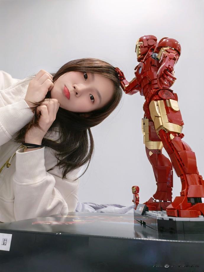 近日，奥运冠军陈芋汐更新动态，并配文“被风拂过脸庞，被钢铁侠摸了摸脑袋，嘿嘿，那