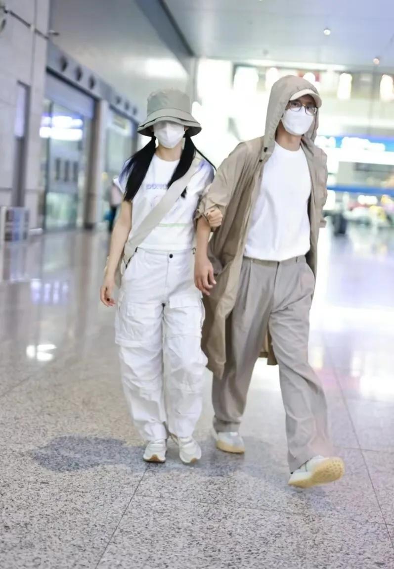 张杰谢娜夫妇挽手现身上海高铁站，夫妻二人手拉手亲切甜蜜！

张杰穿卡其色薄款风衣