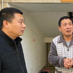 女儿踢球砸坏邻居一盆君子兰，对方要求赔7万2，二话没说转了账，隔天就带着工商局的