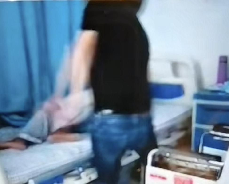 昨天我批评一位奶奶凌晨打孙女耳光的事，不少网友对此是颇有微词，甚至还有不少网友觉