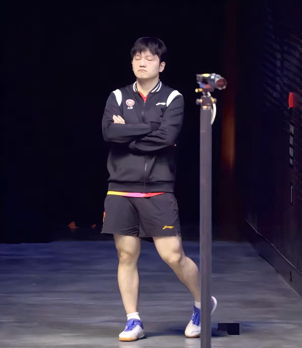 樊振东后场热身绝对堪称一绝！
上面闭目养神，
下面活动小腿肌肉，
小嘴直接抿成了