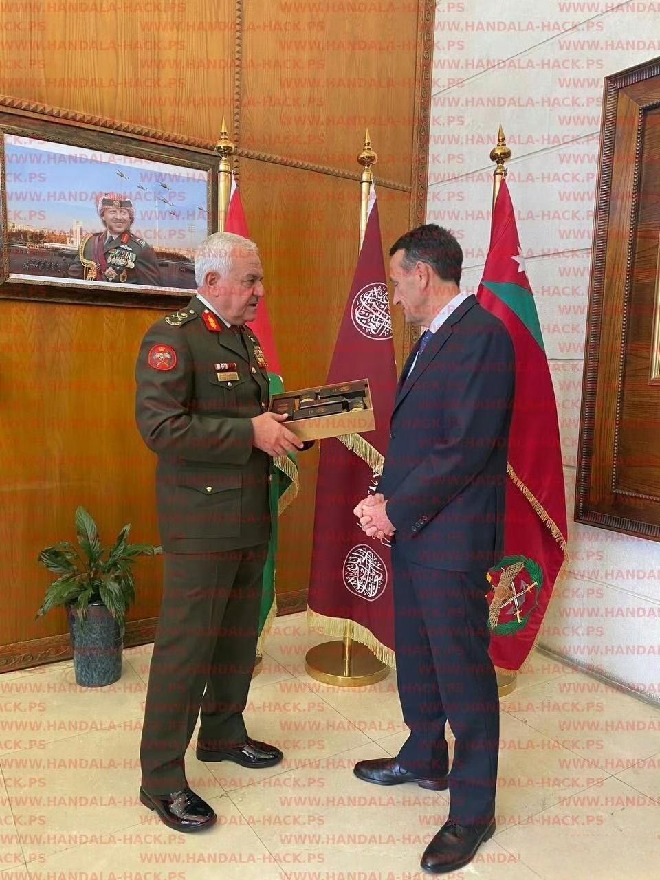 伊朗黑客刚刚发布了一张照片，以色列军队参谋长和约旦军队参谋长混到一起去了，还送了