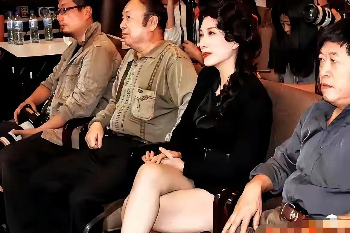 这位美女你们认识吗？
她的年龄都已经60多岁了，看着不像，顶多就是40多岁的模样