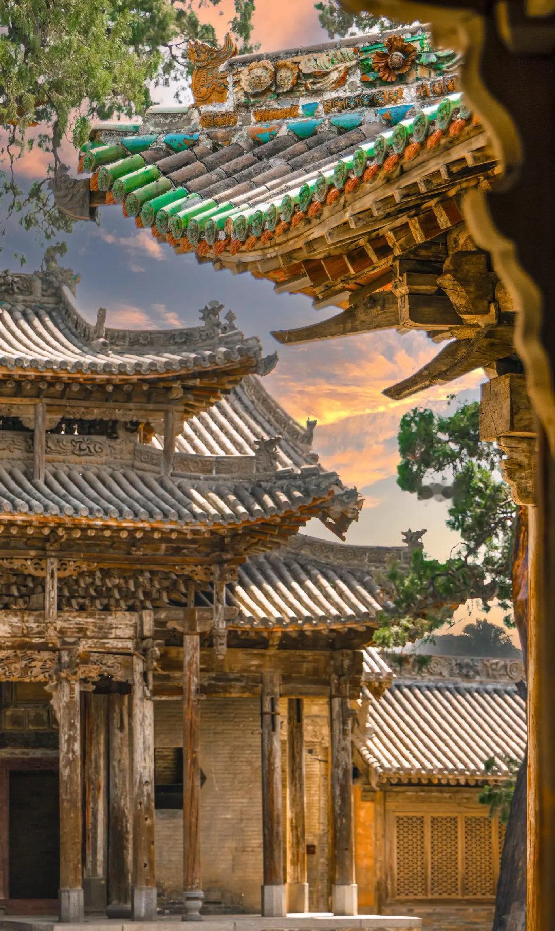 想把山西汾城这座冷门古城说给你听。穿过山门的刹那，像跌入时光褶皱——外界的纷扰被