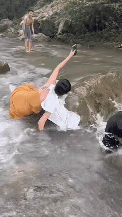 手机很重要吗？
人都落水遇到危险了，
却死死抱住手机不放！