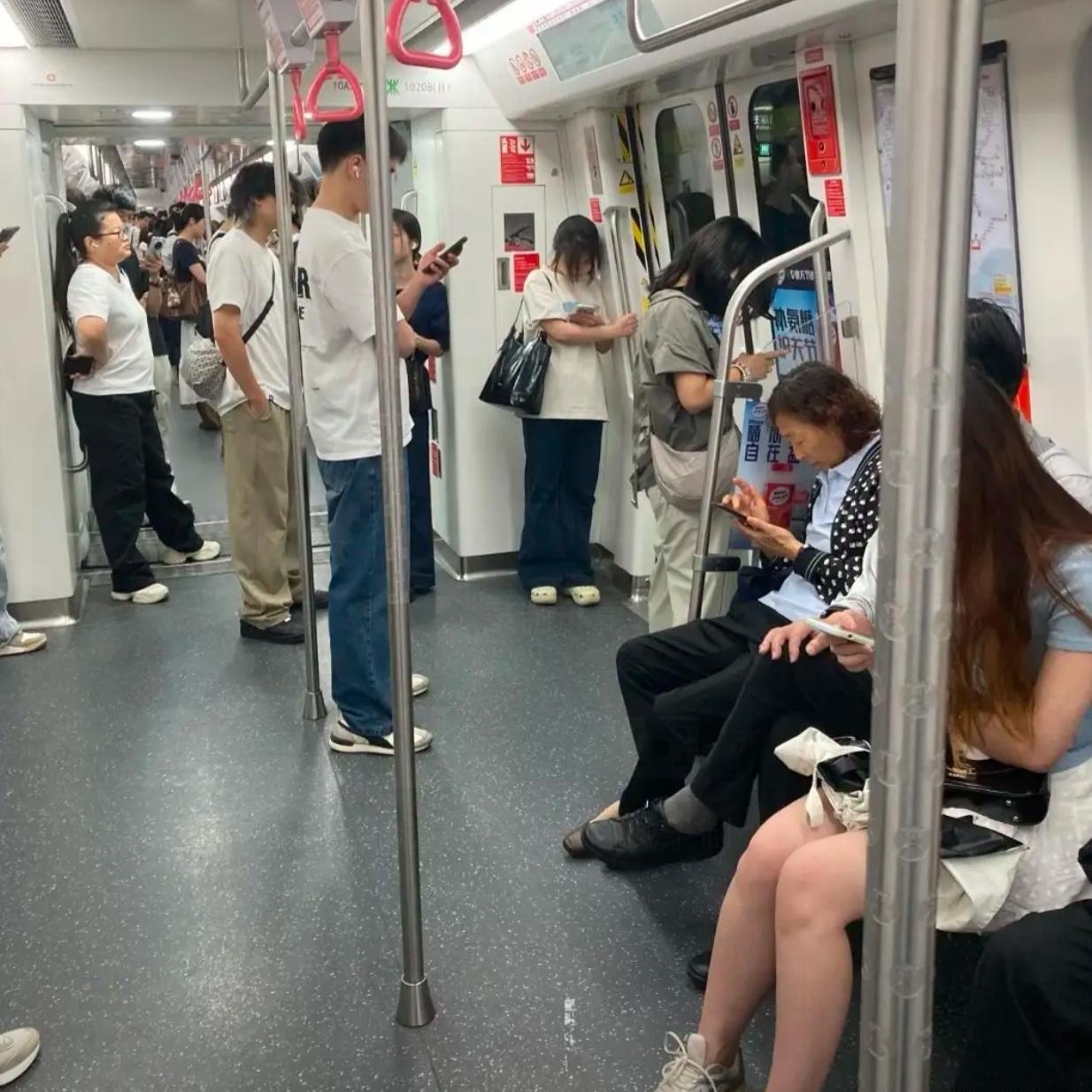 太绝了！地铁女生手机被盗，一招智取当场抓小偷
 
地铁上女生手机被偷，换别人早慌