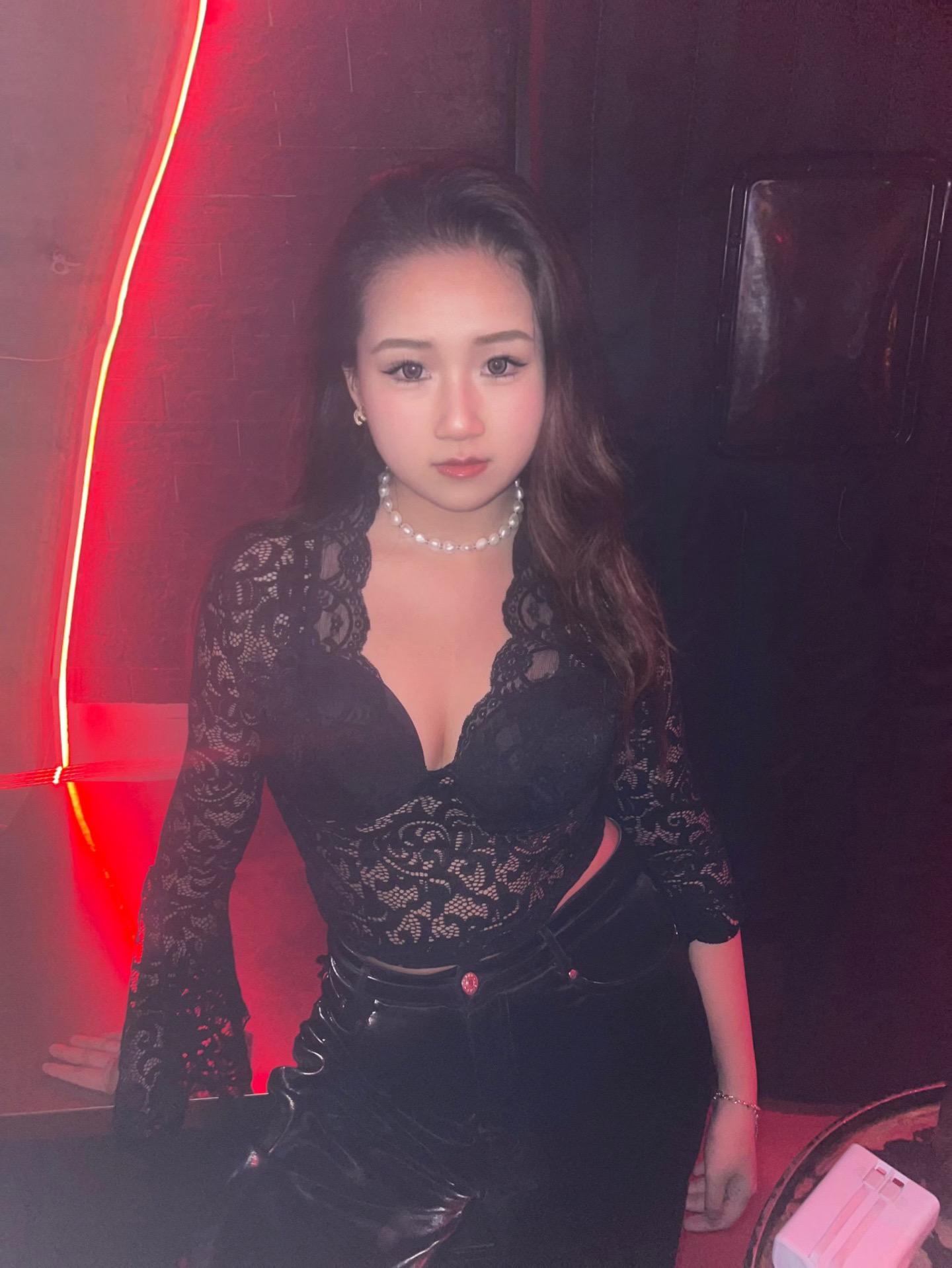 你能不能别跟别人聊天了 哦哦 我才是别人