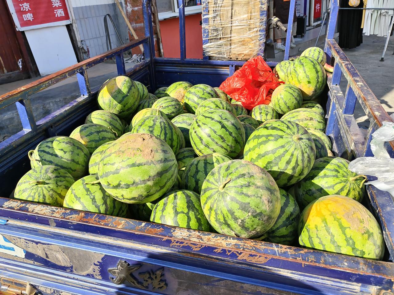 瞧瞧，这新鲜的西瓜在运城盐湖西街早市口，竟然卖一元3斤。我晨跑返回，发现西瓜摊位