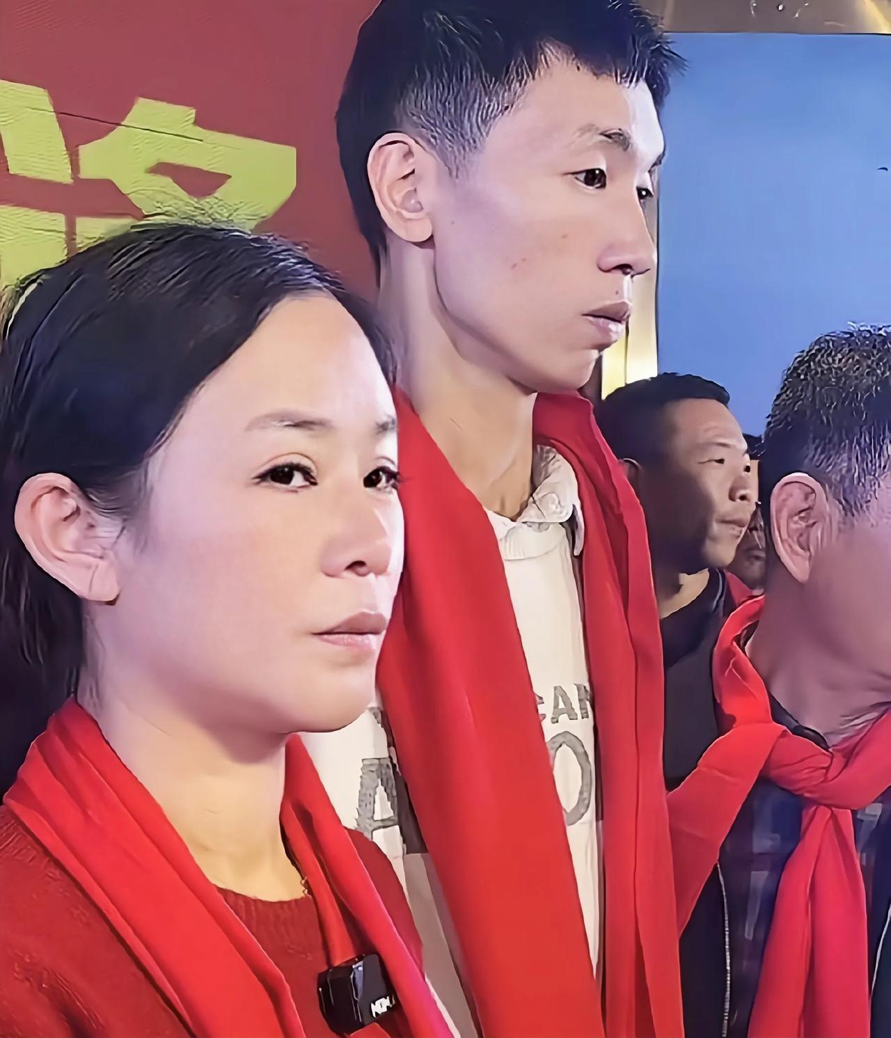 李鑫认亲场面感慨万千五味杂陈，原来李林家里还是有很多亲戚的

看到李林家里的认亲