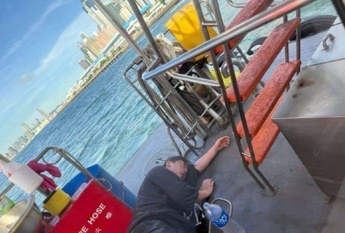 姜涛送医画面姜涛获救送医画面 很恐怖 ​​​