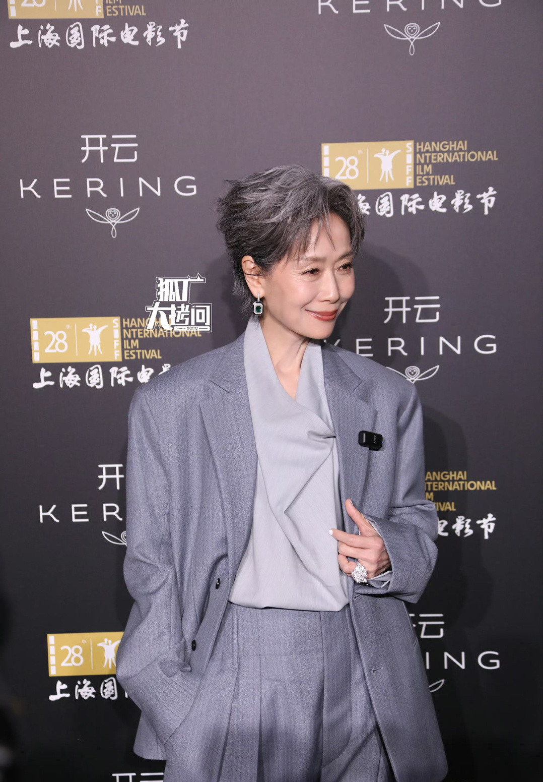 叶童金爵论坛“跃动她影”活动生图，灰西装套装好淡雅