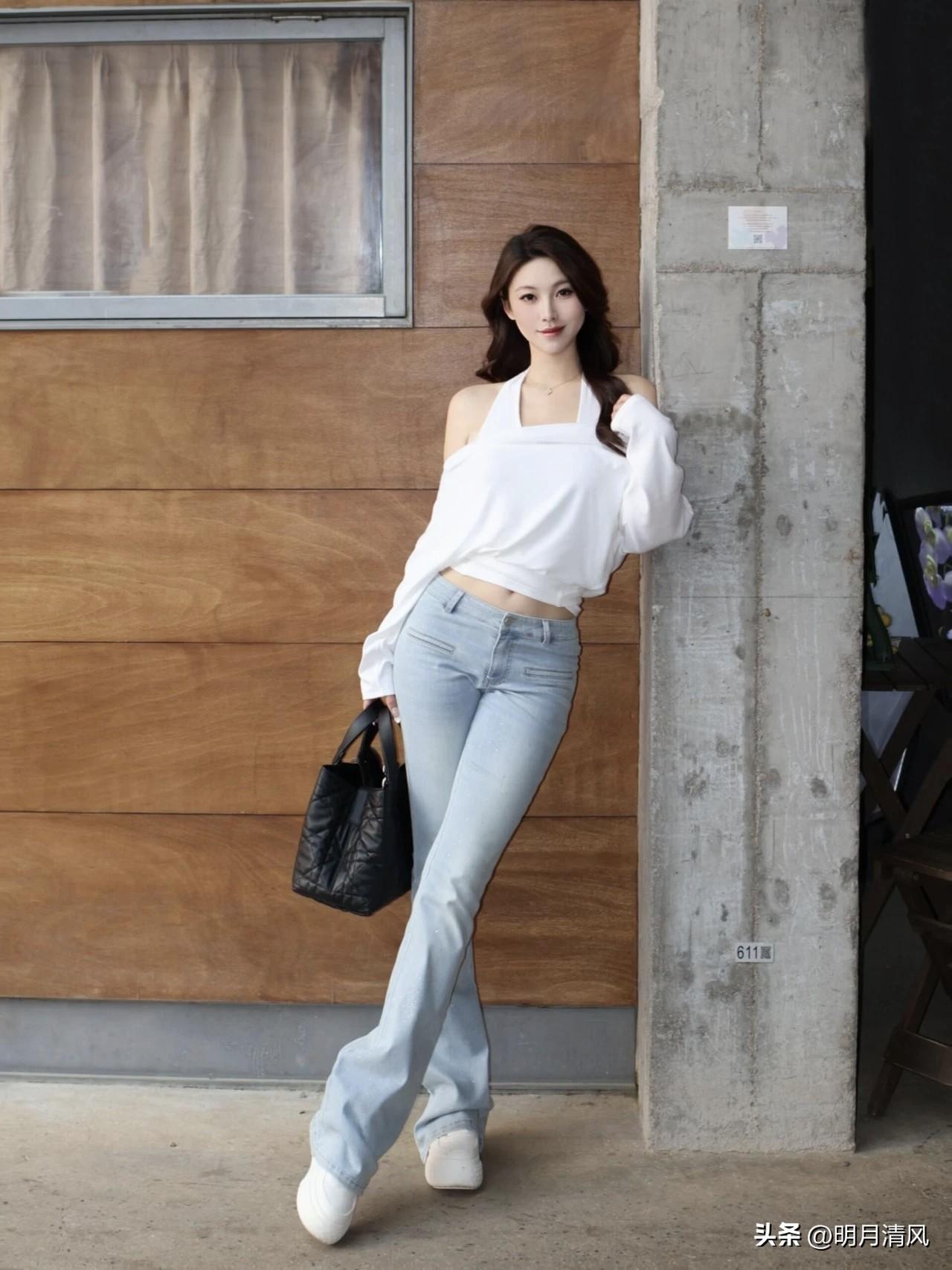 穿牛仔裤拍照，就用这一个动作，松弛显瘦超简单

穿牛仔裤出门拍照，其实不用想太多