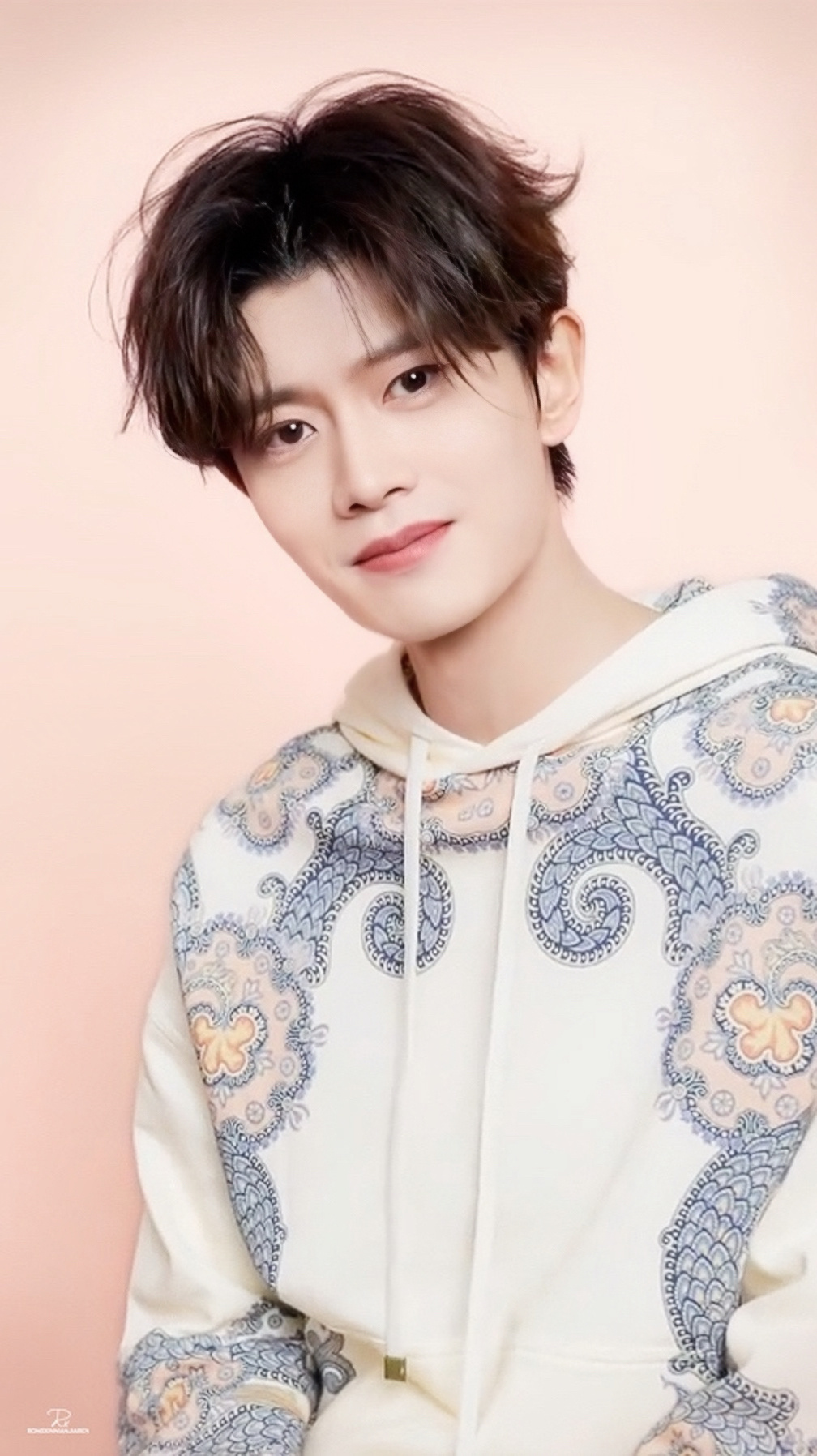 任嘉伦  愿你一直发光发亮每天都开开心心的也要注意休息照顾好自己期待你的剧期待你