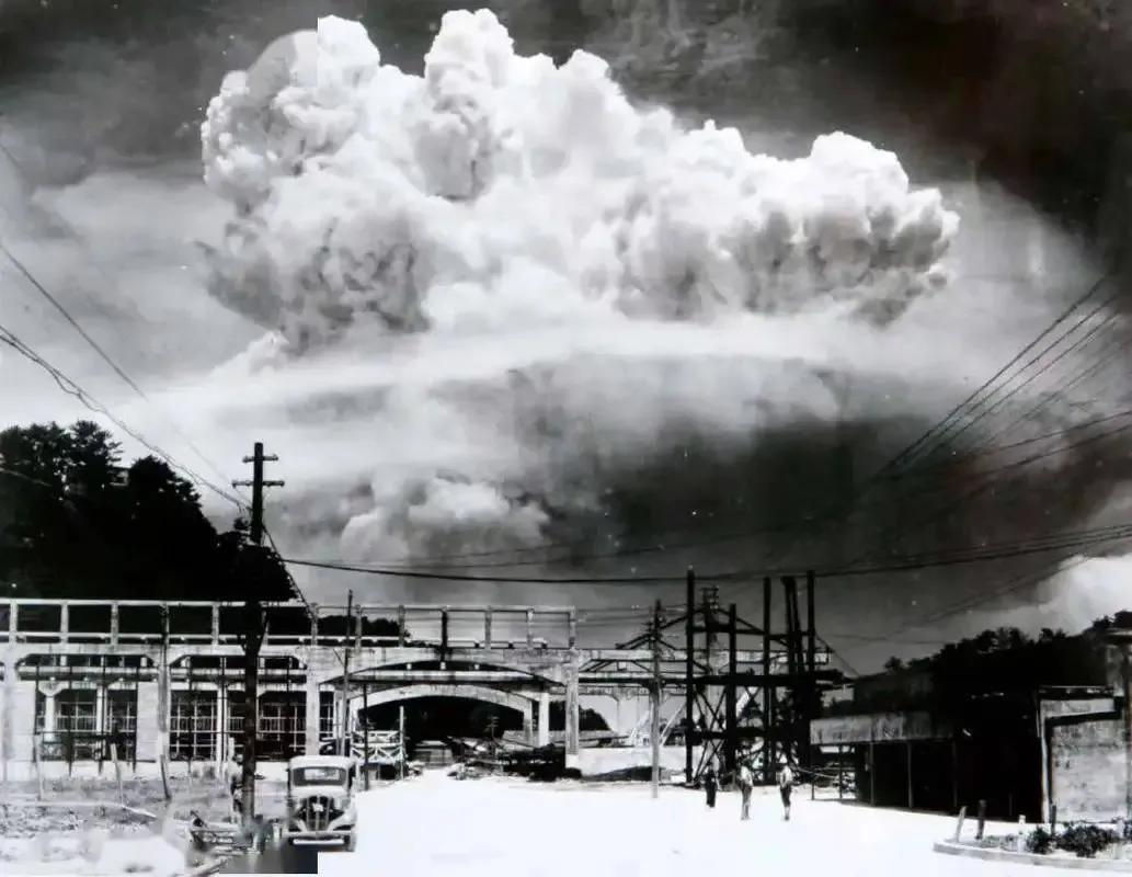 这是1945 年 8 月 10 日，日本长崎遭受原子弹袭击后的照片。

照片中，