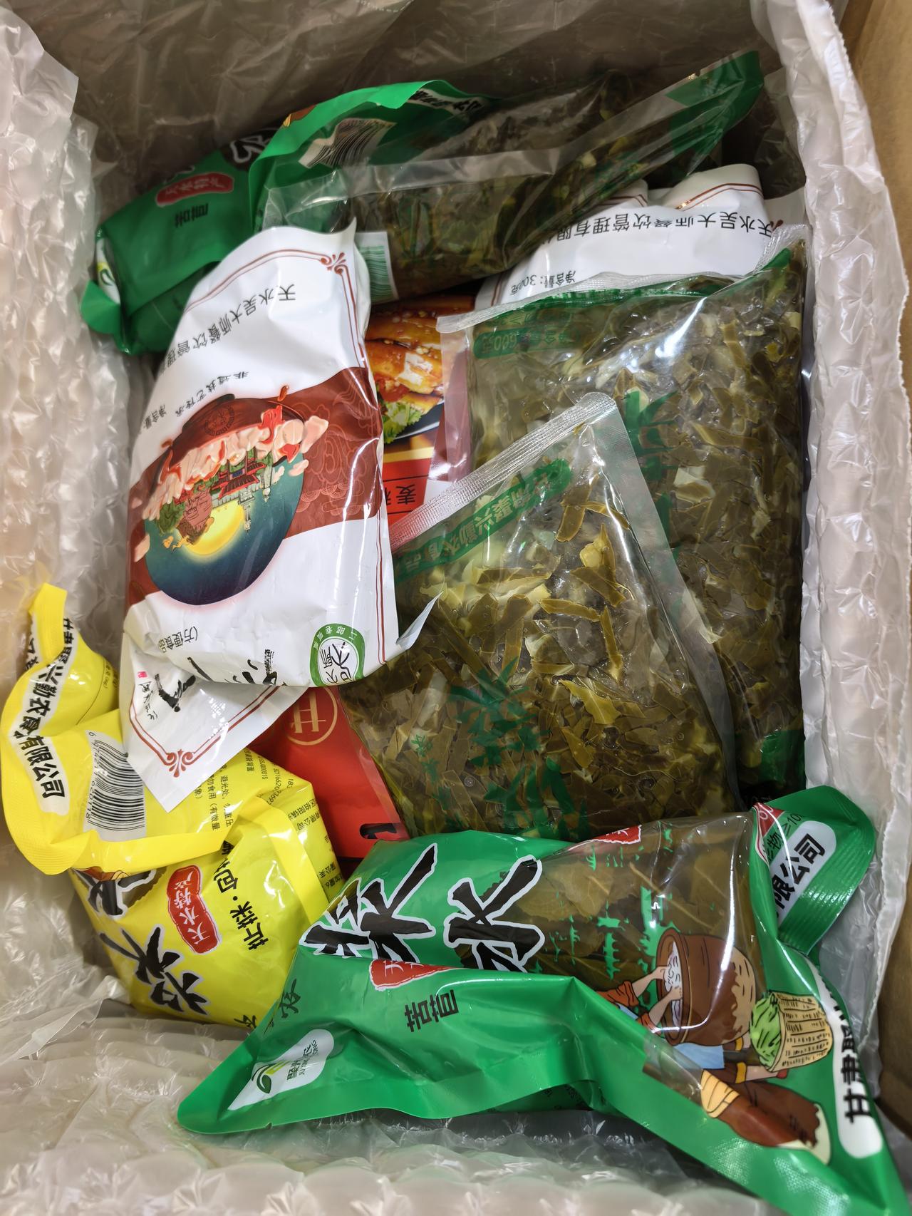 甘肃天水老家寄过来一箱土特产品，有天水麻辣烫，天水锅锅，还有夏天我们最喜欢吃的酸