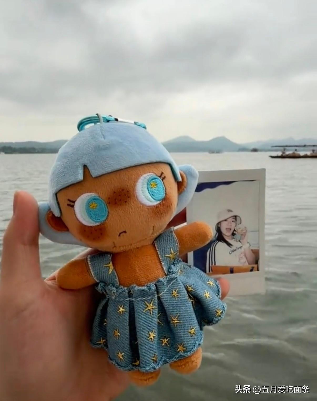 全红婵开启了旅游计划，和朋友到杭州青山湖拍照游玩。
前两天也有网友遇到全红婵和这