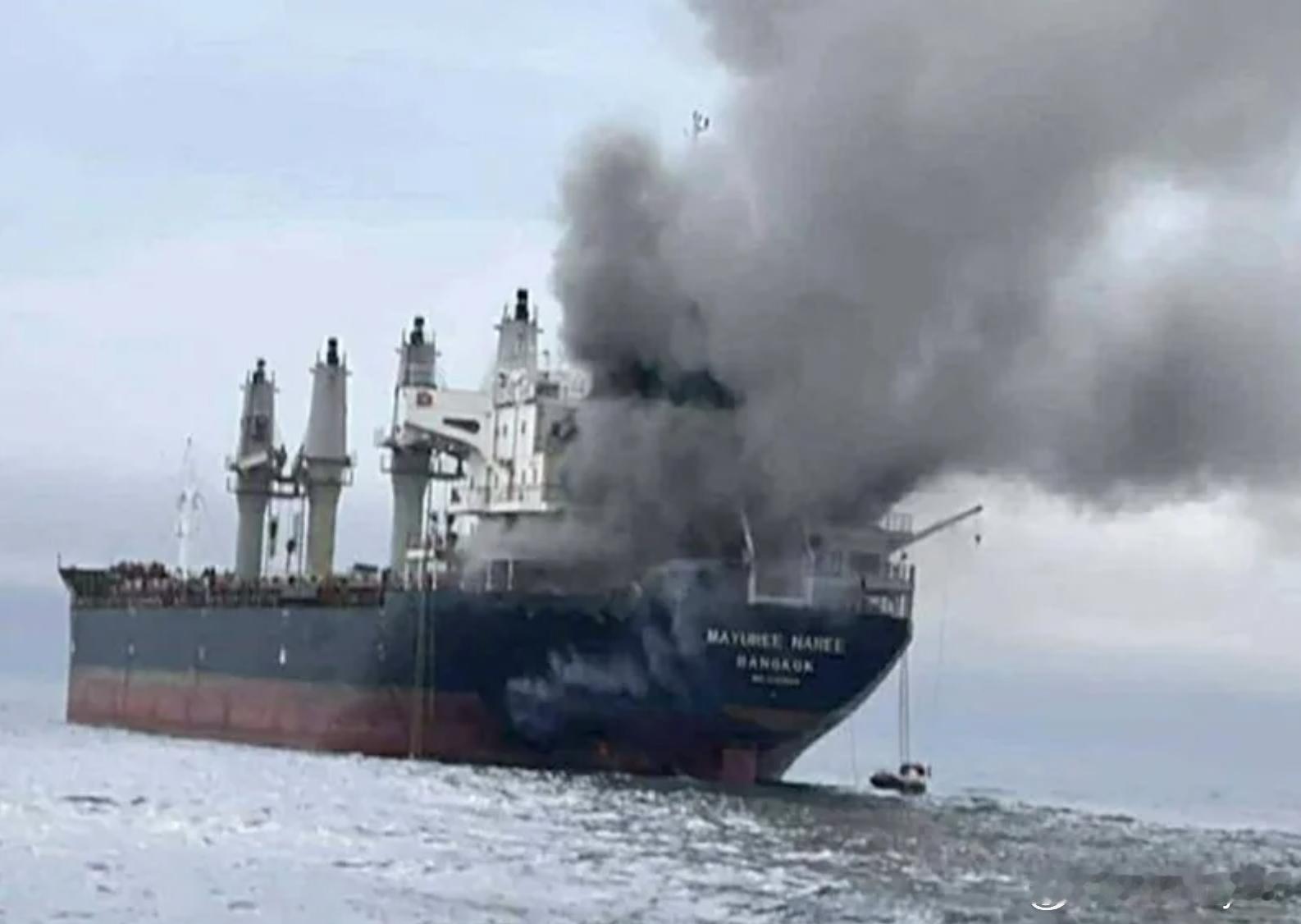 波斯湾航运危机持续：约2万名船员滞留海上，部分出现精神崩溃海外新鲜事美以伊冲突 