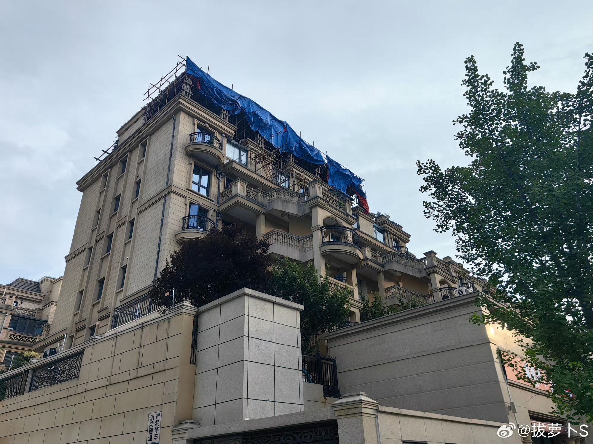 【西安浐灞高端墅区顶楼私搭违建，独户“自建二期”？】位于西安未央区浐河东路荣德·
