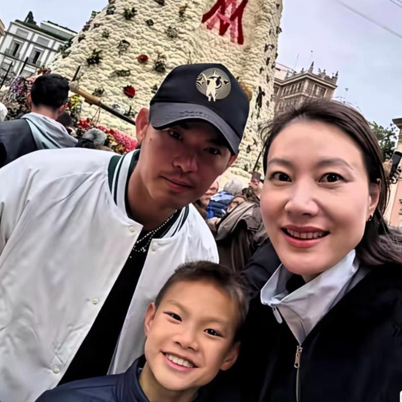别再心疼谢杏芳，她才是真正的人间清醒
 
很多人觉得，当年谢杏芳选择包容，是没有