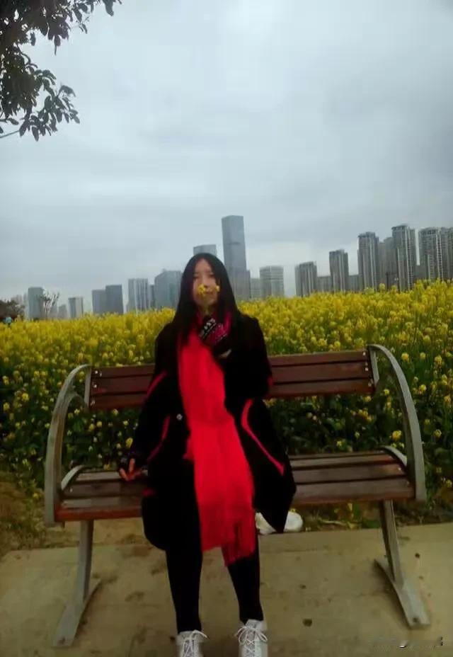 快50岁的人啦，长着一张骗人的娃娃脸，别人都以为我才30多岁，我自己也觉得自己还