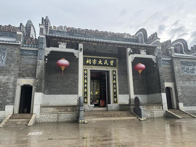 广东南雄珠玑古巷曾氏大宗祠耗资 700 余万元修建，建成仅一年便出现木材开裂、严