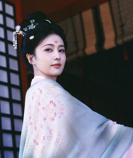 蒙淇淇开撕白鹿白鹿 话语权 编剧蒙淇淇因新剧《莫离》署名权争议公开指责演员白鹿利