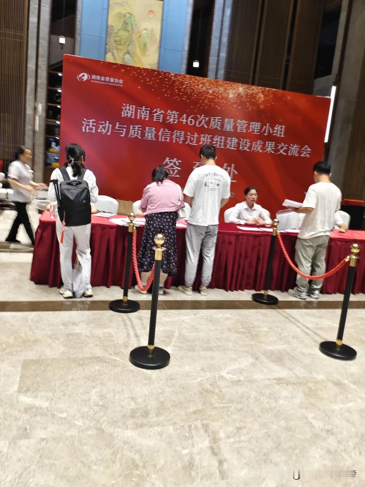 虽说当下建筑业与房地产业已跌入谷底，极为不景气，工程人员如今都很是悲观。
好消息