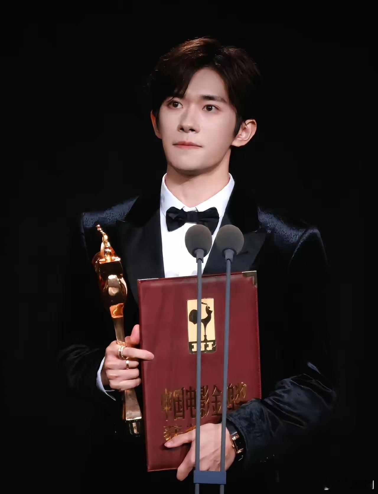 易烊千玺成为了最年轻影帝，以24岁11个月打破刘烨26岁获影帝的纪录。看易烊千玺