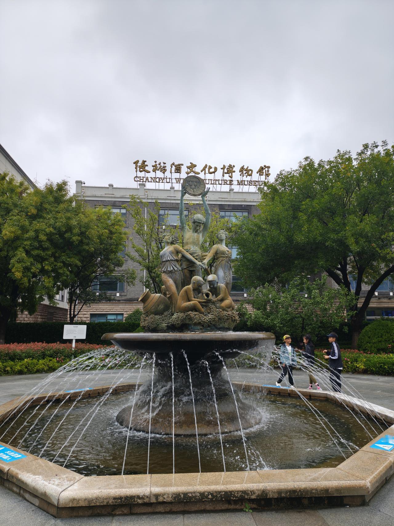 中国人这至死不悔的贪小便宜吃大亏！在网上刷到视频张裕1892老工厂免费开放，雨稍