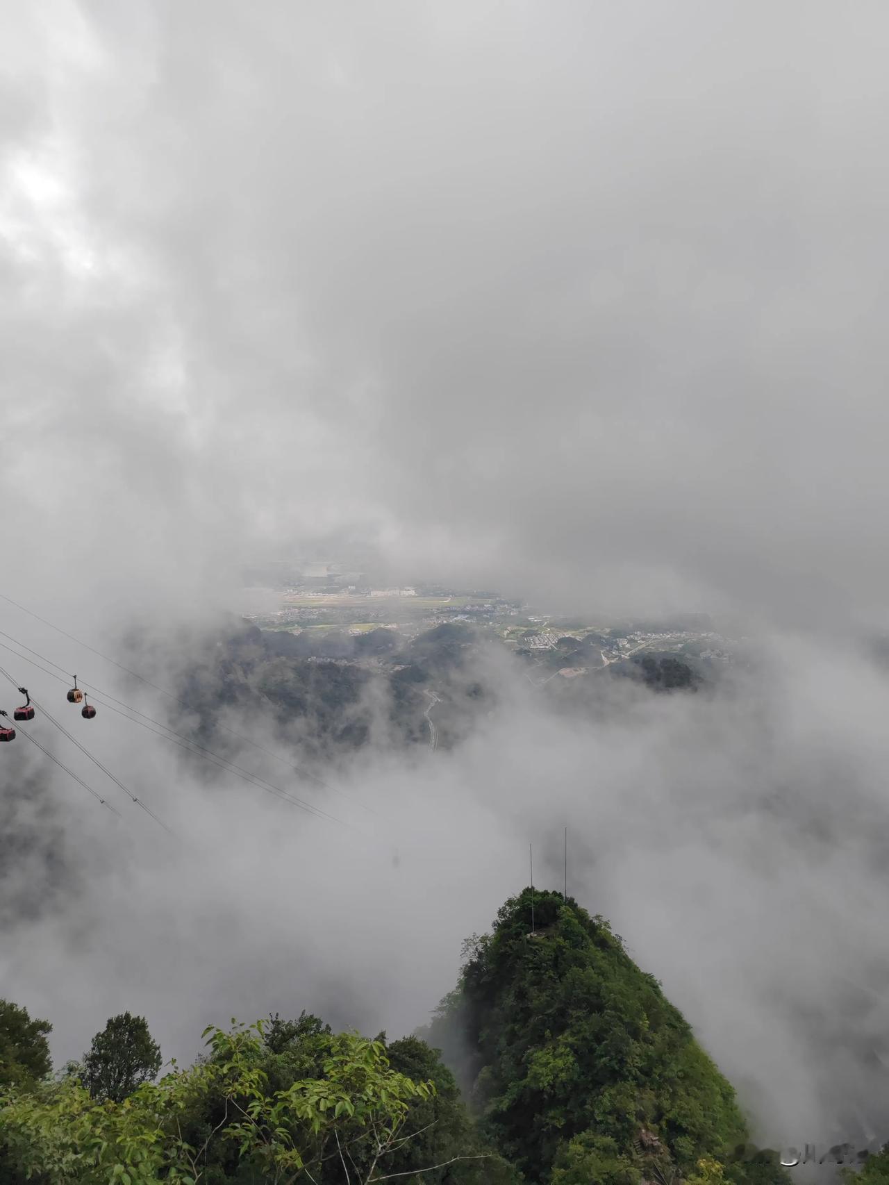 出发天门洞沿途风景
雾气太大
看不见天门洞[捂脸]
雾散得见天门洞
