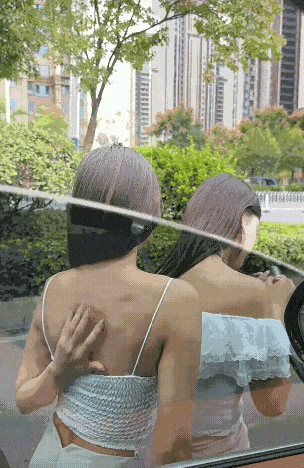 这是助人为乐，还是占人便宜？

十字路口，路边骑行的俩美女，身着吊带装，正在等红