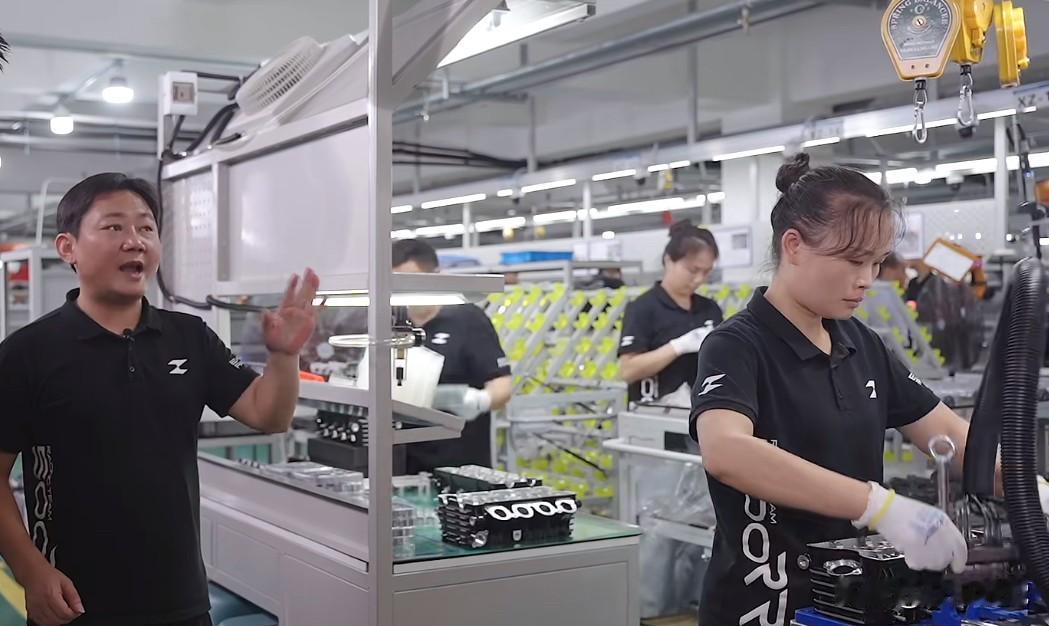 张雪机车老板张雪指着发动机流水线上的员工，自豪地说：我们的人员特别年轻，不太像传