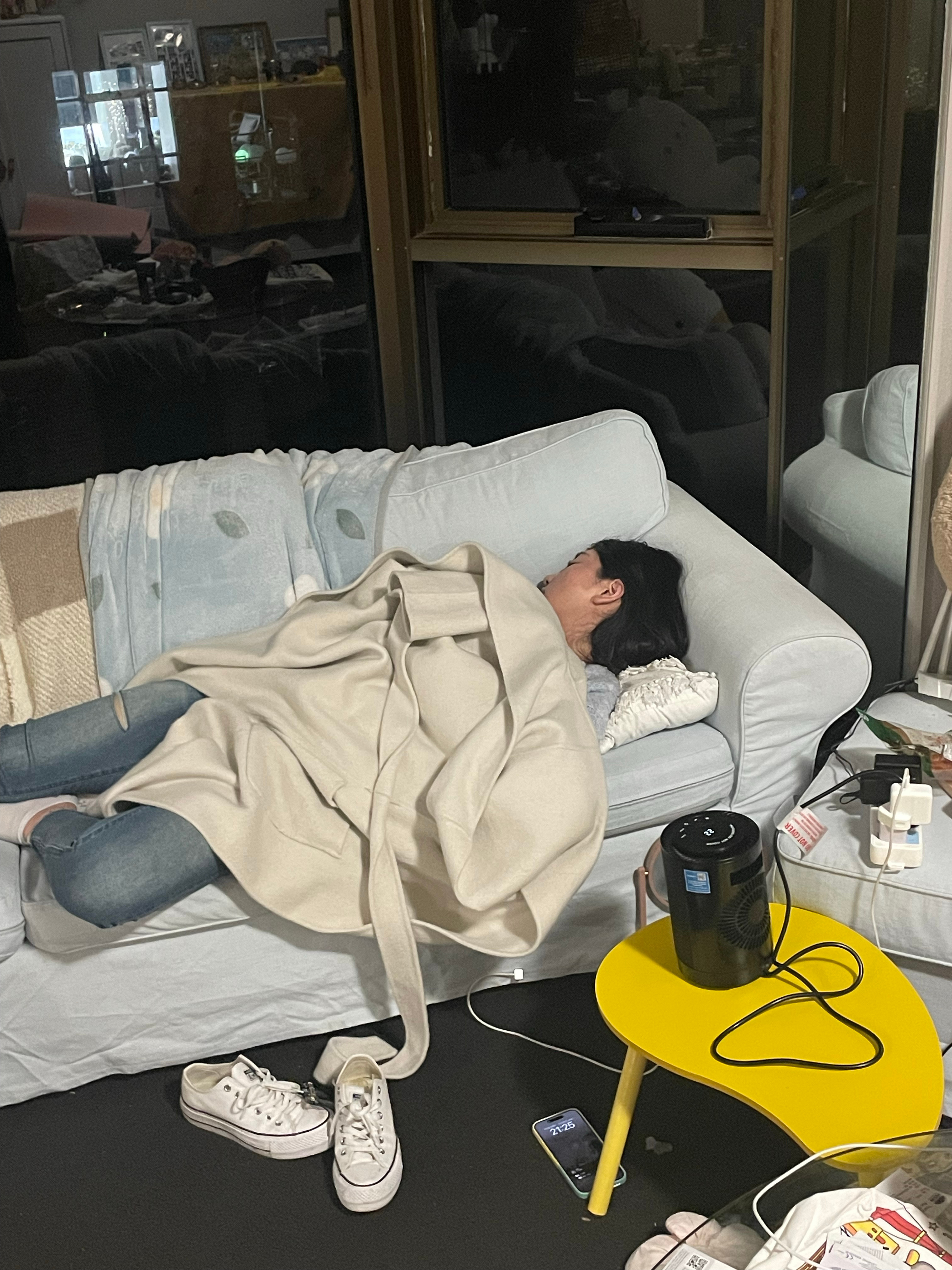 8点出门（只睡了4个小时）找了一天房子 坐火车转bus 疲惫～6点到家累的腿都发