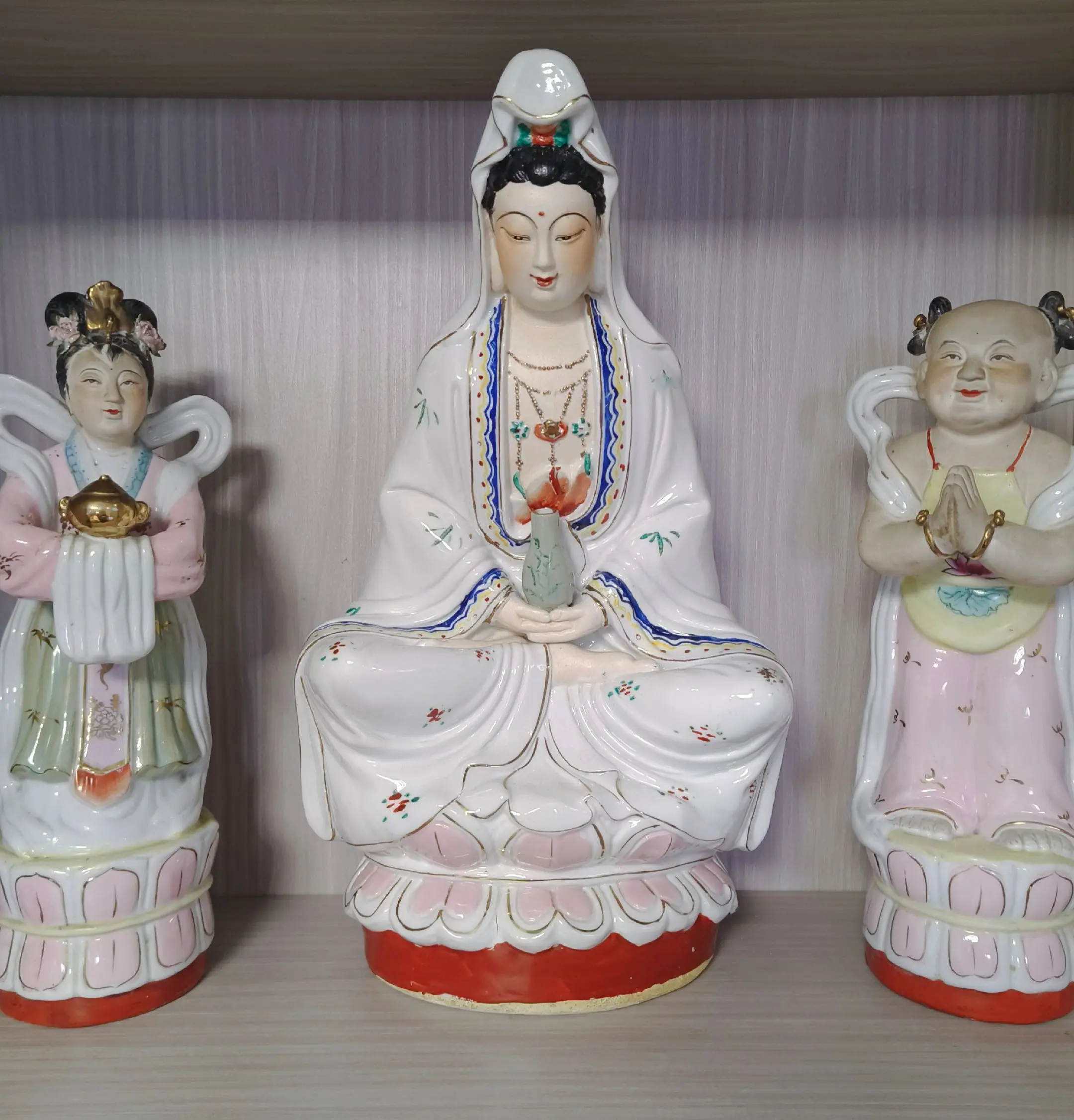 神像经手几番收，几多缘分付风流。 从今放下尘中货，不再寻缘入古楼。 （回本填账）