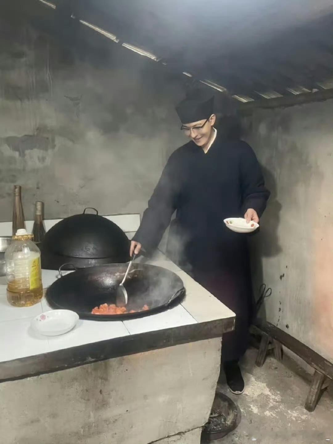 心动的offer给再就业艺人开一季吧港圈艺人再就业也太励志了！蔡淇俊卖鸡爪卖出品