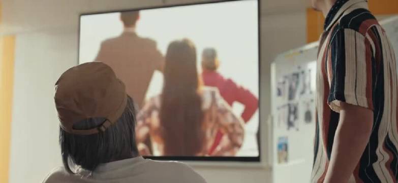 《喜剧之王》电视剧这段应该不是星爷本人吧，感觉是周星驰本人的声音，站起来走的时候看起来好像是一个女生