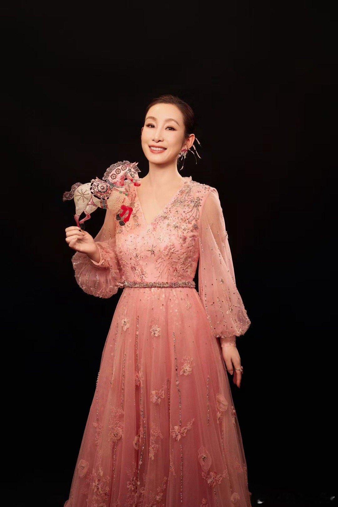 秦海璐送马年祝福海璐姐的祝福好应景，骐骥驰骋、万事胜意。秦海璐春晚妆造好美，从容