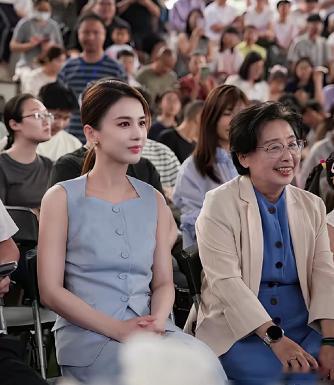被老公公开吐槽“没文化”的黄圣依，转头编了本经济学书。 豆瓣评分7.5，儿童财商