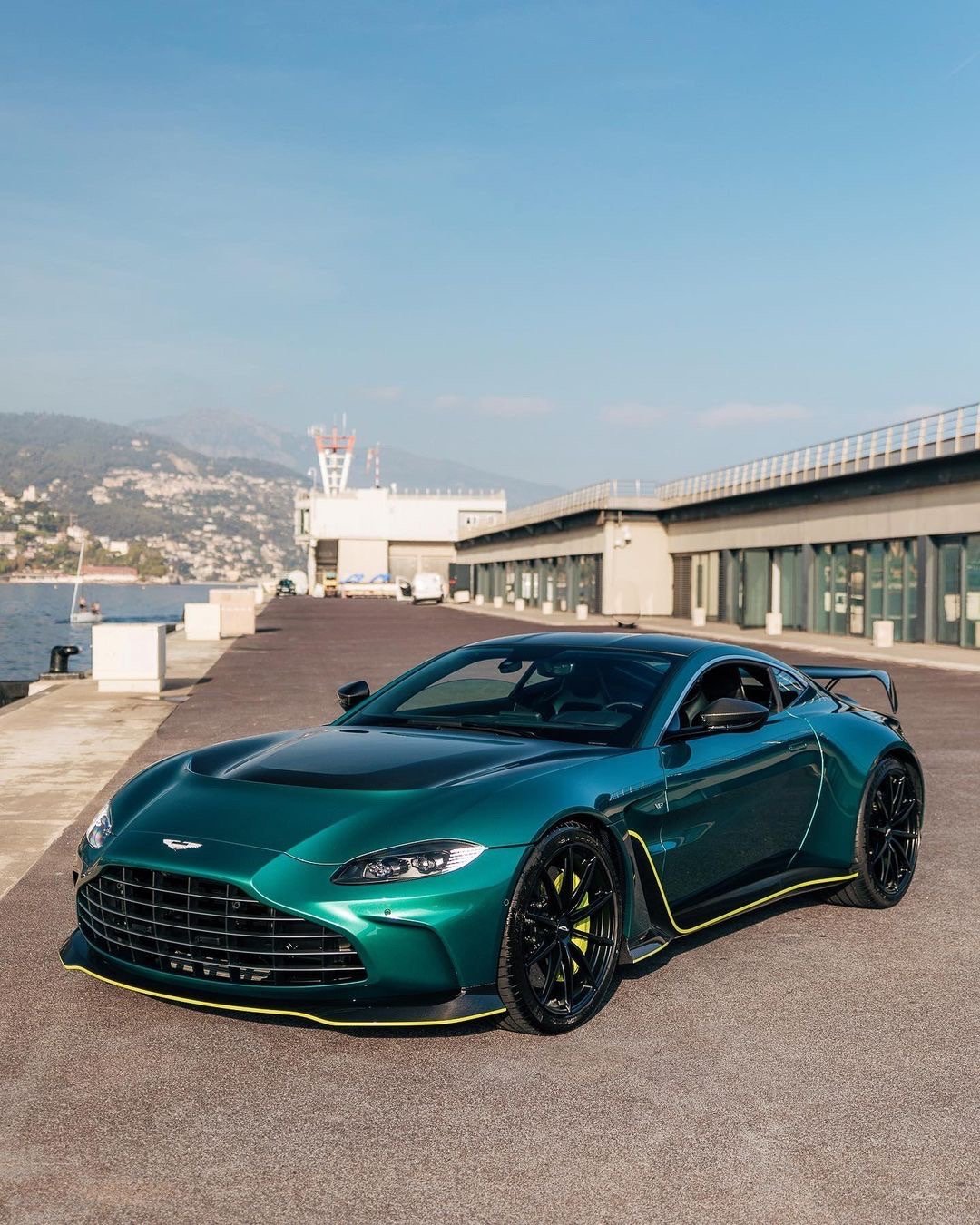 Aston Martin V12 Vantage Racing Green 🦚