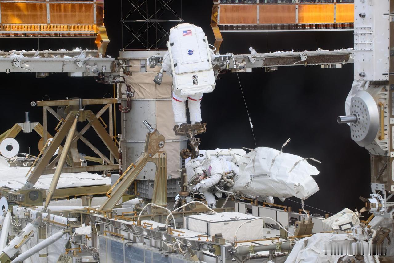 NASA频道：在太空中工作和生活的宇航员