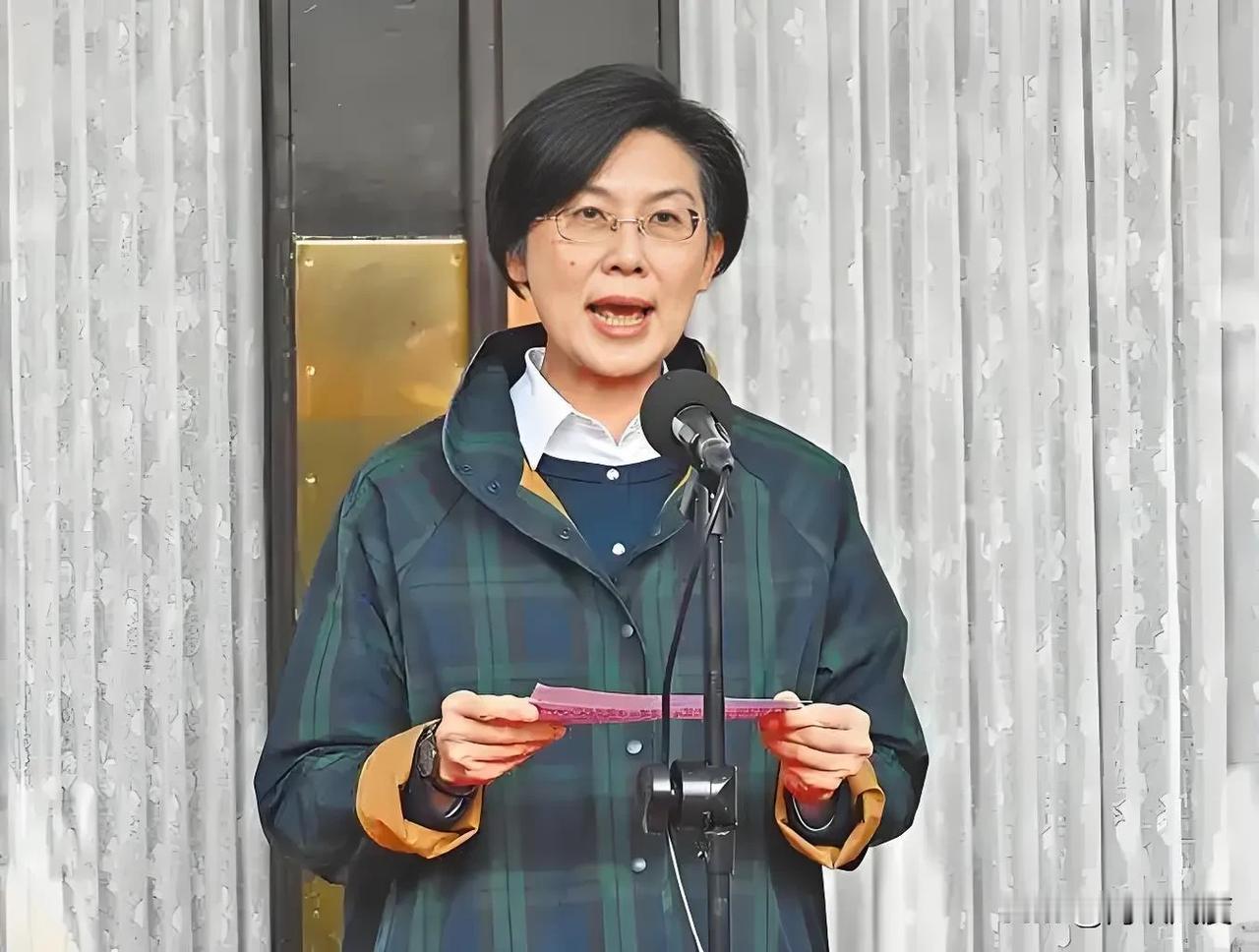 林岱桦带母参拜宫庙表态清白干净，誓言参选到底，林母不舍女儿被攻击频抺泪打悲情牌。