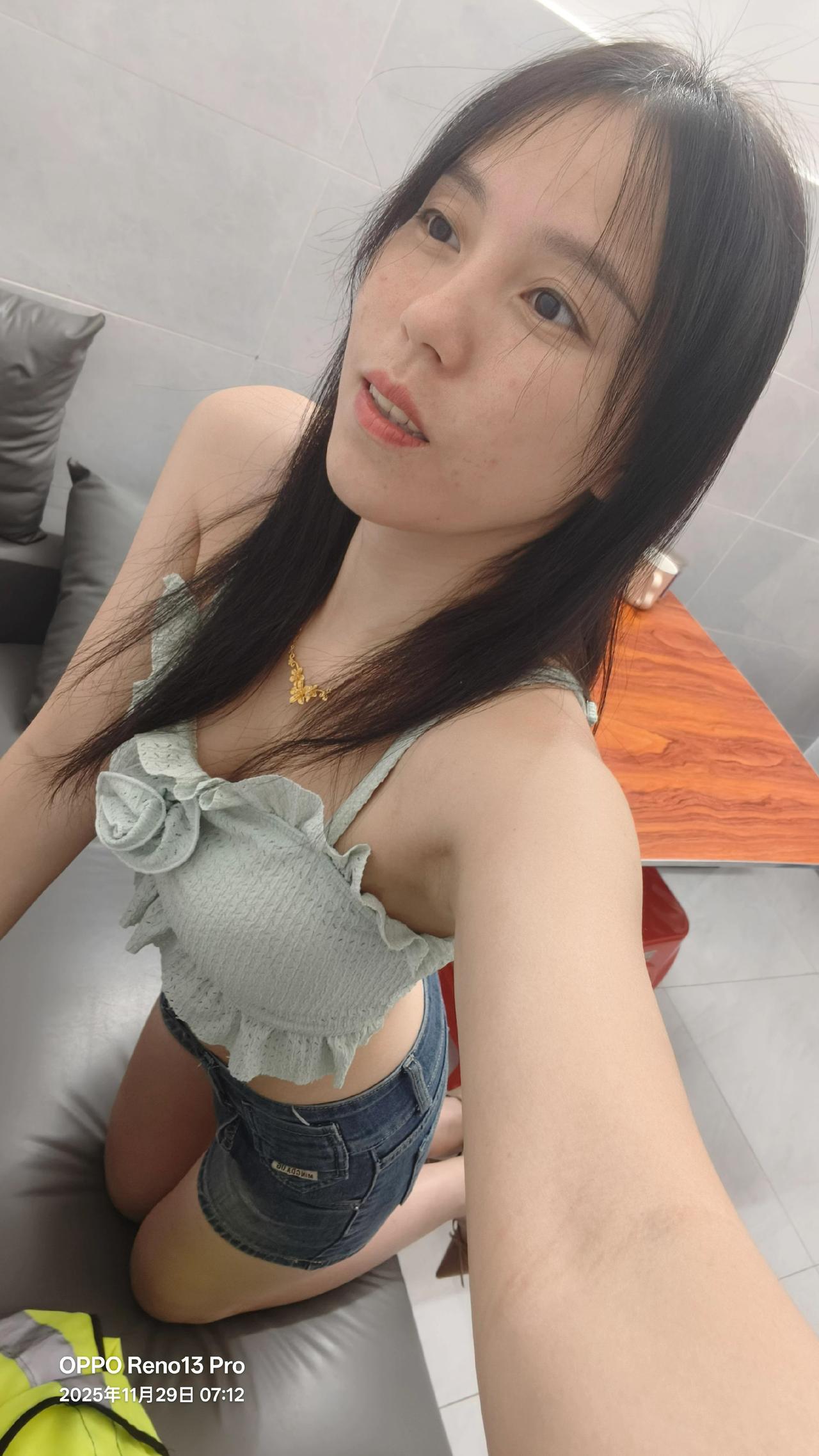 圈子不必大，容得下真心就好；脚步不必快，踩得稳地面就行。有些路，一个人走，反而看