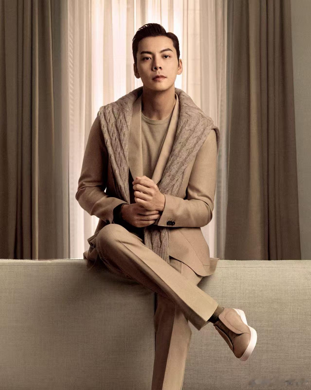 钟楚曦陈伟霆舔手蛋糕吻 他看着她舔掉手指上的奶油，嘴角微微动了一下，似笑非笑。他